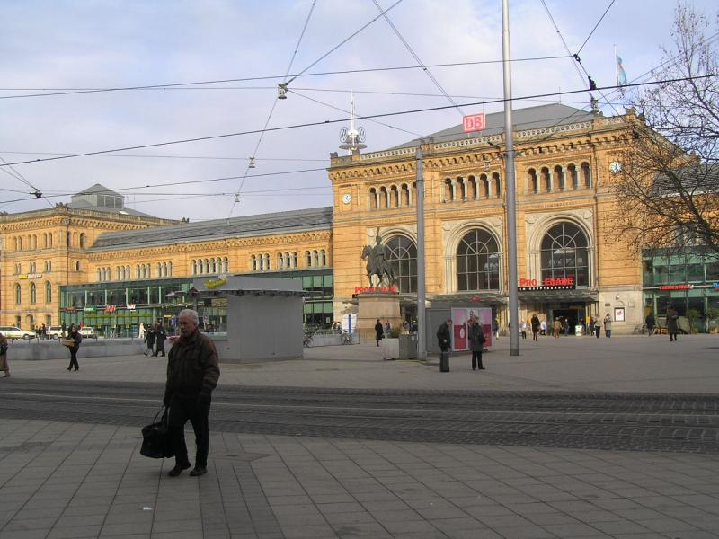 Bahnhofsvorplatz vom Hauptbahnhof Hannover! 
