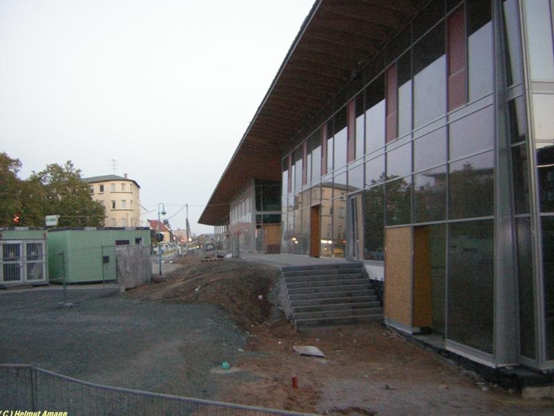 Bahnhofsvorplatz Rsselsheim am 31.10.2005 von West nach
Ost betrachtet, am noch im Bau befindlichen neuen Bahnhofsgebude war inzwischen die Freitreppe angebracht.