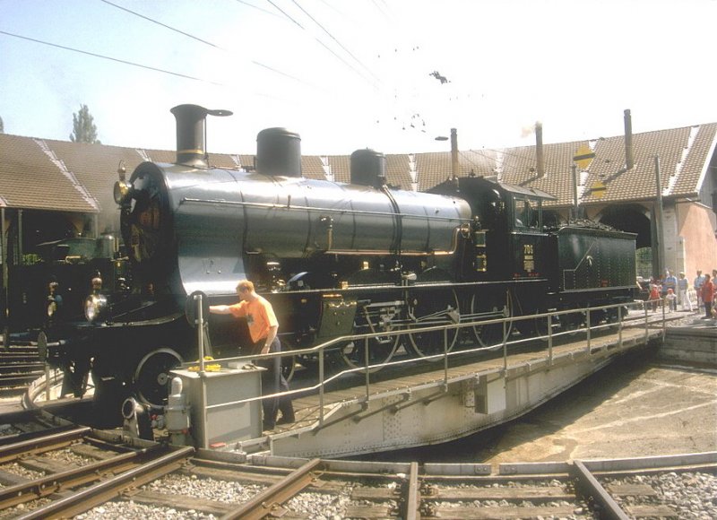 Bahnjubilum in der Schweiz.Hier in Delmont/Delsberg im Juli 1997.Dampflok A 3/5 Nr.705 von SLM 1904 auf der Drehscheibe vor dem Lokschuppen(Archiv P.Walter)