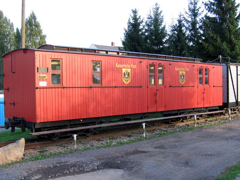 Bahnpostwagen der Kaiserlichen Reichspost Nr. 2680 aus dem Jahr 1908; fr dessen originalgetreuen Neuaufbau erhlielt die IG Verkehrsgeschichte Wilsdruff e.V. den Claus-Kpcke-Preis 2004 - 27.09.2005 am ehemaligen Haltepunkt Wilsdruff
