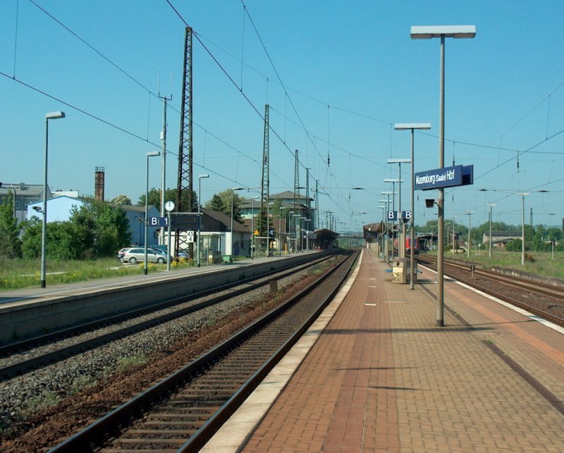 Bahnsteig 1 und 2 in Naumburg (Saale) Hbf; 14.05.2008