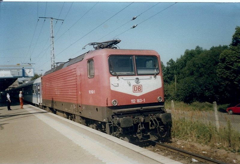 Bahnsteig 1 im August 1997 in Stralsund.112 163 vor einem Interregio nach Berlin Lichtenberg.