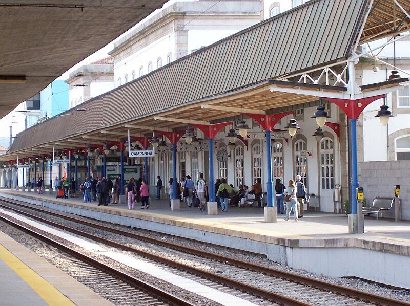 Bahnsteig 1 des Bahnhofes Porto Campanha (Hauptbahnhof) im Mai 2006.