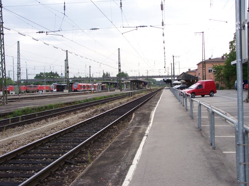 Bahnsteig 1 Ostseite des Rosenheimer Bahnhofs. Blick vom ehemaligem Bahnpostgebude aus. Aufgenommen am 25.05.07.