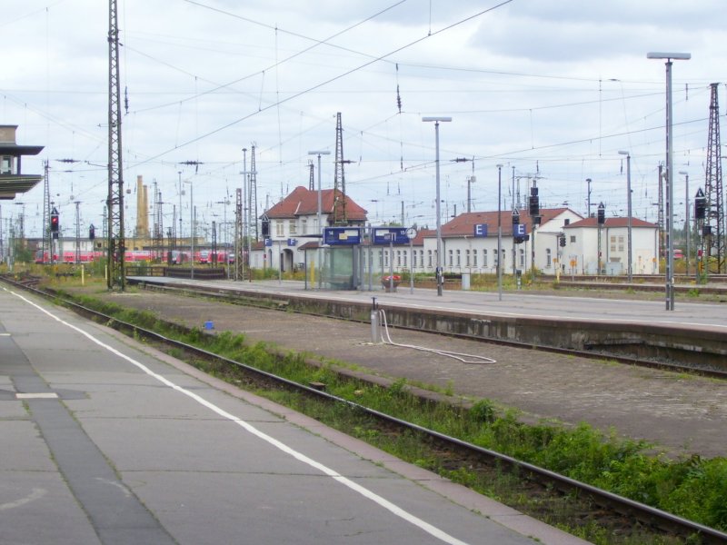 Bahnsteig 13 mit Blick auf das Gleisvorfeld in Leipzig Hbf; 27.08.2007 