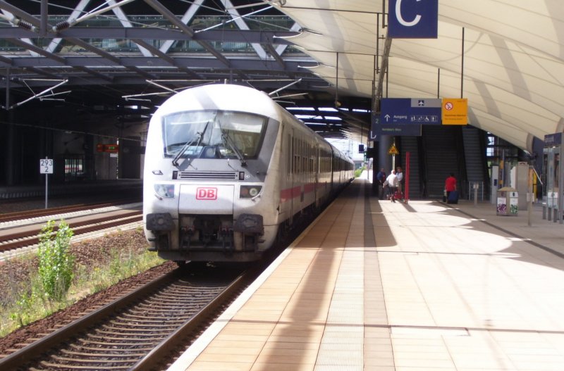 Bahnsteig 2 am Flughafenbahnhof Leipzig/Halle mit ausfahrenden IC nach Norddeich Mole; 27.08.2007