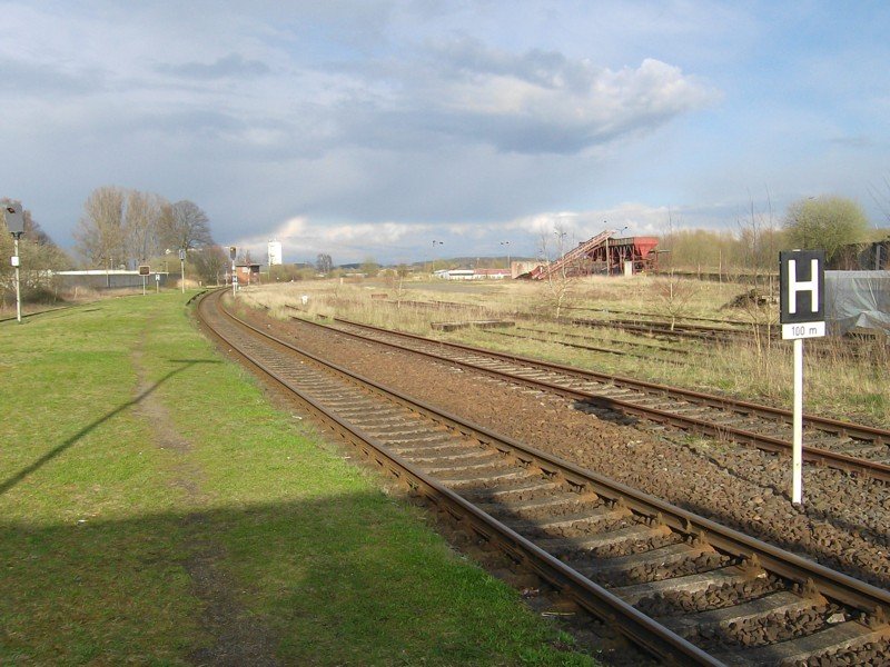 Bahnsteig 2 in Schnberg, in Richtung Bad Kleinen. Die hintere Gleisanlage wird schon lange nicht mehr genutzt...