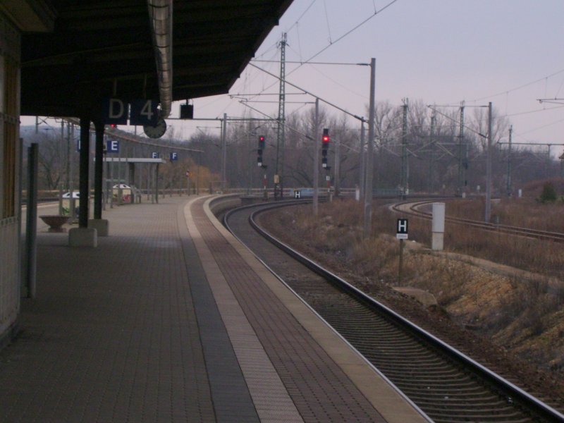 Bahnsteig 4 in Weienfels, Blickrichtung Naumburg (Saale); 17.12.2007