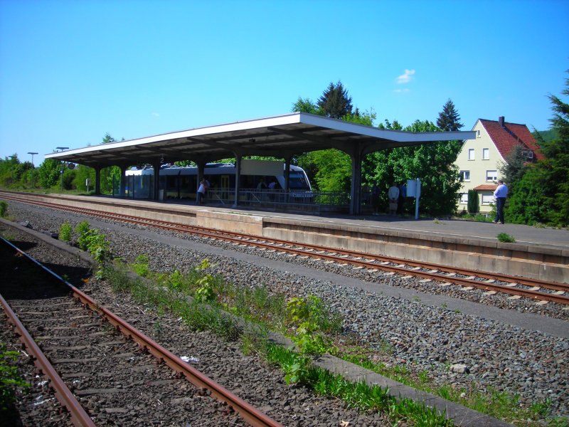 Bahnsteig des (DB)-Bahnhofes Rinteln am 10.5.08 