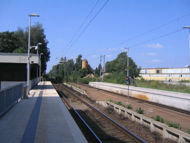Bahnsteig des Haltepunktes Dlken mit Blick Richtung Kaldenkirchen/Venlo. In der Mitte kann man den alten Bahnsteig erkennen, linksim Bild das alte Stellwerk Df