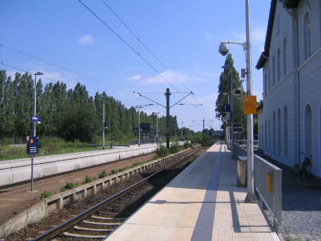 Bahnsteig des Haltepunktes Viersen-Dlken mit Blick Richtung Viersen. Der Bahnhof wurde krzlich erst saniert. In der Mitte der beiden Gleise kann man den alten Bahnsteig erkennen.