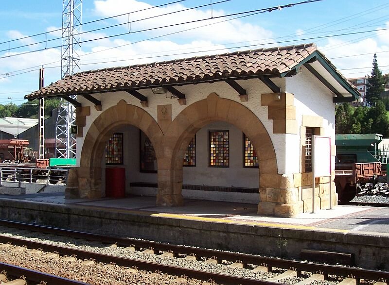 Bahnsteig-Wartehalle auf dem Bahnhof Llodio, aufgenommen September 2005.