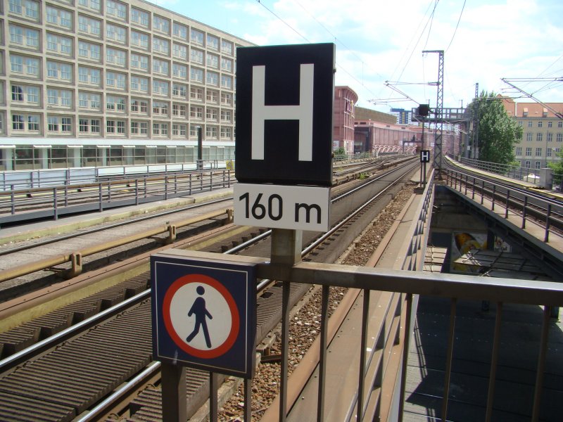 Bahnsteigende des Bahnhofs Berlin Alexanderplatz, hier gut zu sehen die Haltetafel -160m- . Aufgenommen am 07.06.2008