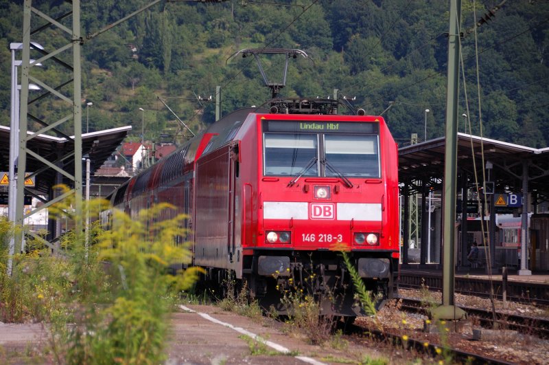 Bahnsteigschmuck fr Gleis 6, einen Regionalexpress mit 146 218-3 nach Lindau Hbf und die Fahrgste... Eingefangen in Plochingen am 29.07.2008 .