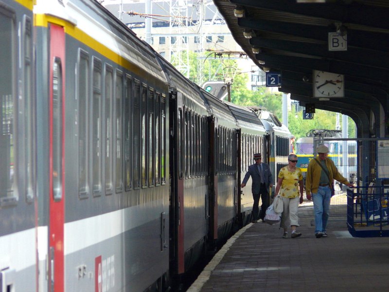 Bahnsteigszene in Arlon: Whrend die letzten Fahrgste de EC 97 verlassen haben, schliet der Schaffner die Tren, damit der Zug seine Reise in Richtung Luxemburg fortsetzen kann. 21.06.08 (Jeanny) 