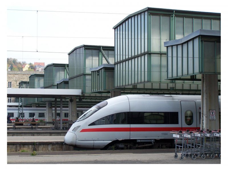 Bahnsteigberdachung des Bahnhofes Stuttgart Hbf. Zusehen ist ein ICE-T der von Stuttgart Hbf zur Fahrt nach Zrch HB bereitsteht.