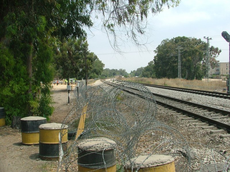 Bahnstrecken sind in Israel nicht berall so gesichert wie hier die Hauptstrecke Tel Aviv - Nahariya zwichen Hutzot Ha-Mifratz und Kiryat Chaim. Aber eingezunt sind die Strecken schon meist. (Israel 14.05.2007) 