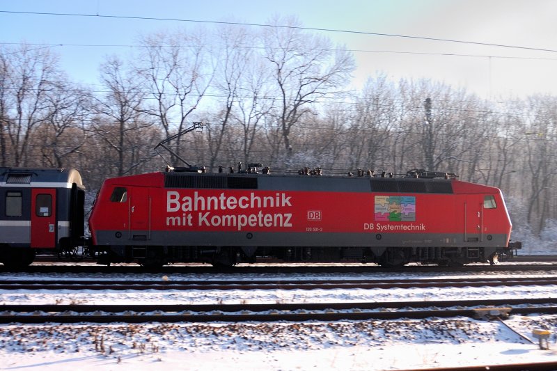 Bahntechnik mit Kompetenz 120 501-2 durcheilt mit einem Ersatz-ICE in gleiender Abendsonne den Bahnhof Neuoffingen. (KBS 980, Januar 2009).