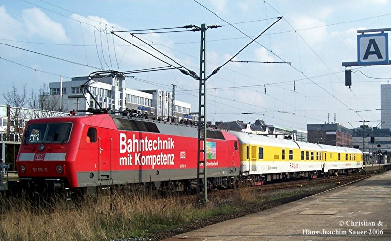 Bahntechnik mit Kompetenz.  E-Lok 120 502-0 mit Gleismesszug in Hamburg – Altona 11.04.2006