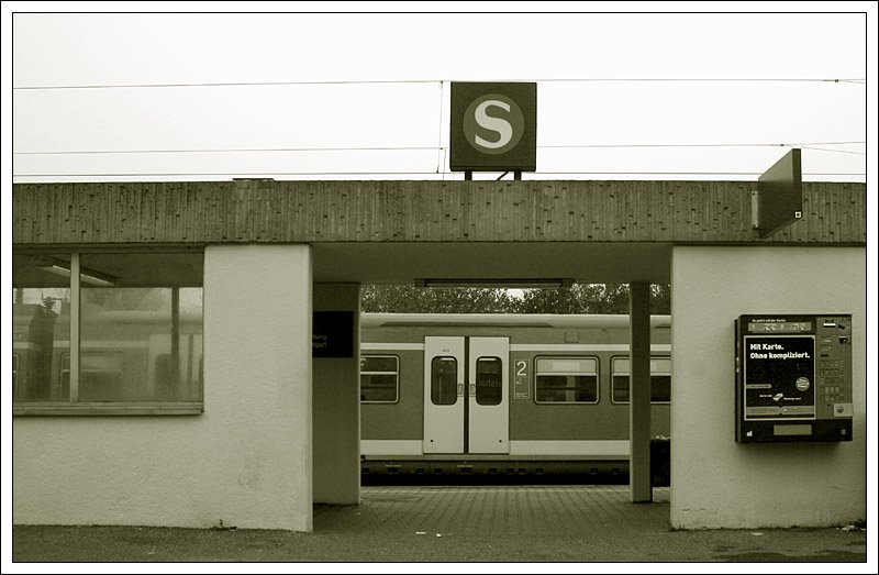 Bahntristesse 1 -

Eingang zum S-Bahnhof  Rommelshausen . Nach links geht's runter zur Unterführung. Rechts hinter der Wand gibt es eine Sitzgelegenheit und befindet sich der Fahrkartenautomat. Das Bauwerk ist nach rein funktionalen Gesichtspunkten gebaut, ohne jeden ästhetischen Anspruch. 

01.11.2007 (M)