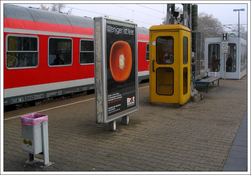 Bahntristesse 3 - 

Ein Sammelsurium von Bahnsteigaufbauten im Bahnhof Waiblingen. Ein zeimlich beziehungsloses Nebeneinander, aber immerhin passt die Fensterform des Telefonhäuschen zu den Fenstern des Wartehäuschen dahinten. Eine ganz andere Farbe bringt die Mülltüte ins Bild. 

02.11.2007 (J)