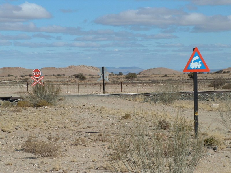 Bahnbergnge an Farmstrassen sind mit einfachsten Mitteln  gesichert . Ein Beispiel an der Verbindungsbahn bei Grabwasser.
