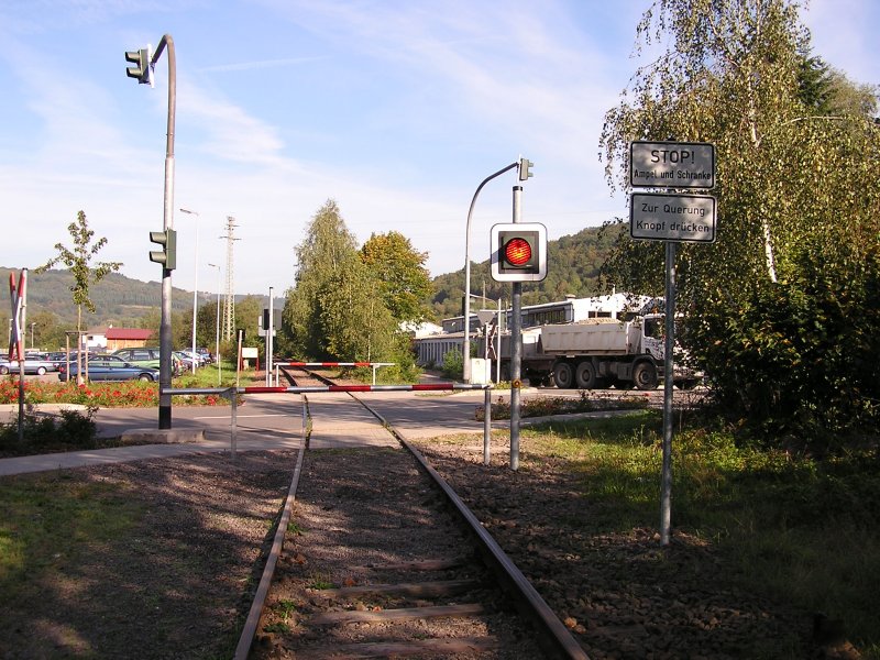 Bahnbergang in Altenglan am 17.09.2004 auf der stillgelegten Bahnstrecke von Altenglan nach Staudernheim (ex-KBS 651).
