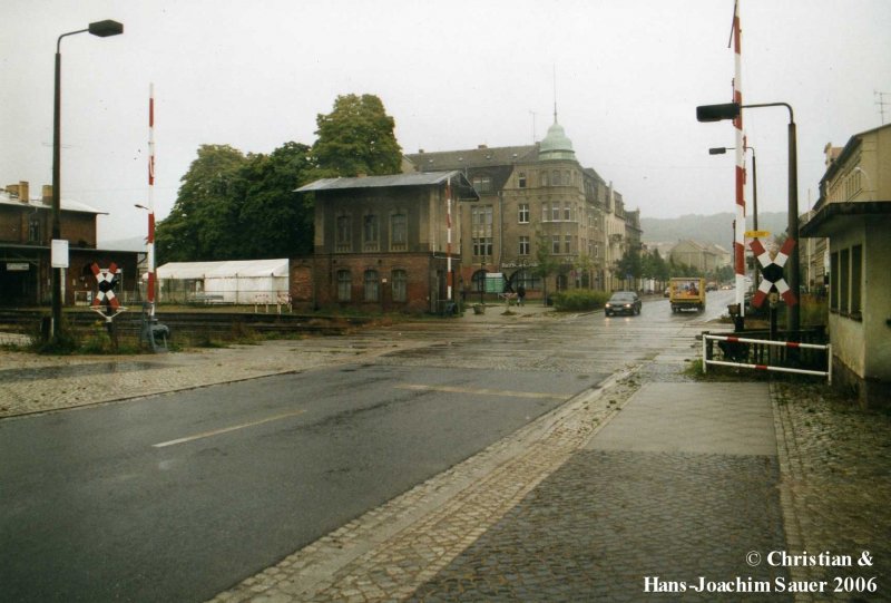 Bahnbergang  und altes Stellwerk in Bad Freienwalde  September 1999.