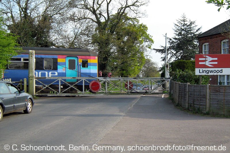 Bahnbergang am Bahnhof Lingwood (Norfolk, GB), mit Zug nach Norwich
April 2007