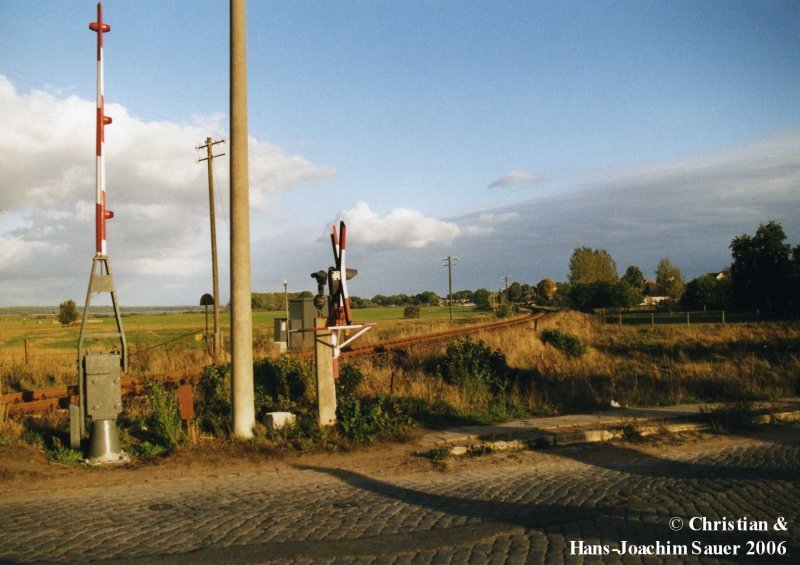 Bahnbergang auf der Nebenbahn von Eberswalde nach Templin 1999 bei Joachimsthal.  