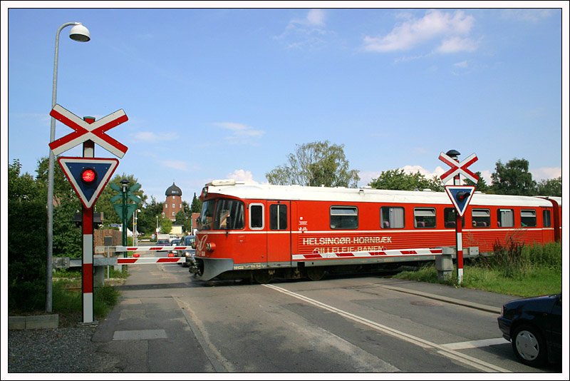 Bahnübergang in Hornbæk mit ML-Triebwagen. 

25.08.2006 (M)