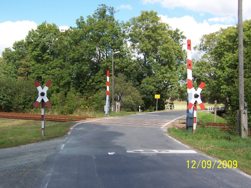 Bahnbergang KBS 544 (Zwickau (Sachs) - Plauen (Vogtl) - Hof/Bad Brambach - Cheb - Marktredwitz/Marianske Lazne) Ortslage Unterhermsgrn, nahe Oelsnitz/Vogtland