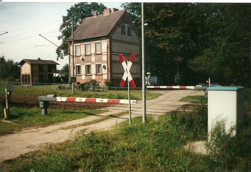 Bahn�bergang mit Anrufschranken in Teschenhagen.Das �ffnen und Schlie�en der Schranken war Aufgabe des Blockw�rters von der nahgelegenden Blockstelle Teschenhagen.