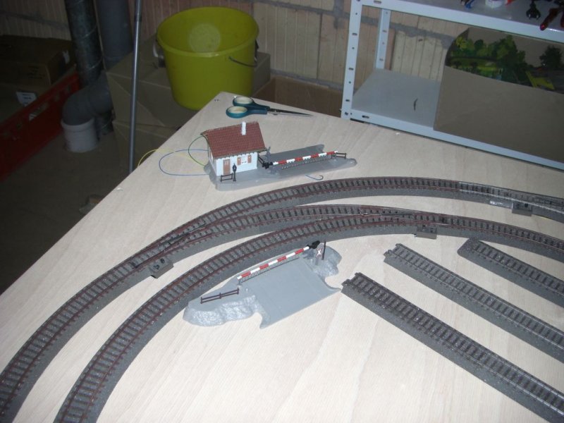 Bahnbergang im Segment Gglingen von Faller.
Wird funktionsfhig eingebaut.
Rechts schon die Abstellgleise der geplanten Schrottverladung