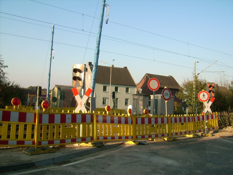Bahnbergang in Sggewrath vorher mit Halbschranken wurde im Zuge des ESTW Umgebaut, Ende Oktober 0