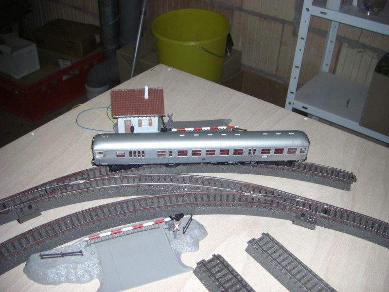 Bahnbergang zum Industriegebiet/Sgewerk im Segment Bahnhof Gglingen.
Zum testen der Radien, Abstnde fr Signale dient ein Silberling Steuerwagen von Mrklin