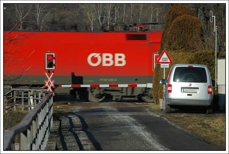 Bahnbergangsimpression, aufgenommen in Niklasdorf am 18.1.2008. Ich htte eine  Spur lnger belichten sollen, dann wre der geplante Effekt perfekt gewesen.