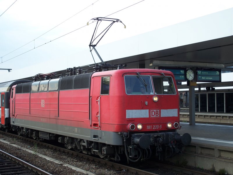 Bald ist das auch Geschichte: Br 181 220 vor einem EC nach Frankfurt am Main in Mannheim HBF. 04.06.07.