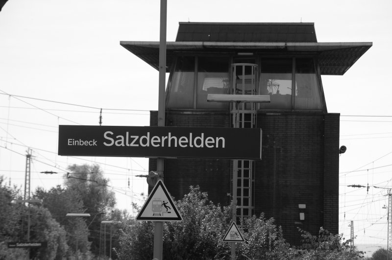 Bald ist diees Bild Geschichte. Ab nächsten Jahr geht das ESTW auf der KBS 350 in Betrieb und macht die Stellwerke u.a. Alfeld,Kreiensen,Salzderhelden überflüssig. Was aus dem Stellwerk wird, bleibt ungewiss.