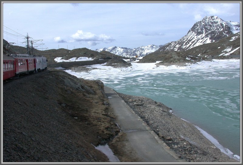 Bald erreicht der Regionalzug 1617 das Seeende und beginnt den Abstieg nach Alp Grm. (08.05.2007)