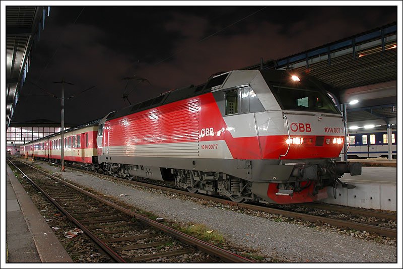 Bald Geschichte. Ab 7.1.2008 sollen alle Maschinen der Reihe 1014 abgestellt werden. Die Aufnahme zeigt den in Wien Sdbahnhof Ostseite bereitgestellten ER 9443  KURIER  nach Tatabanya (HU) am 8.12.2007. 