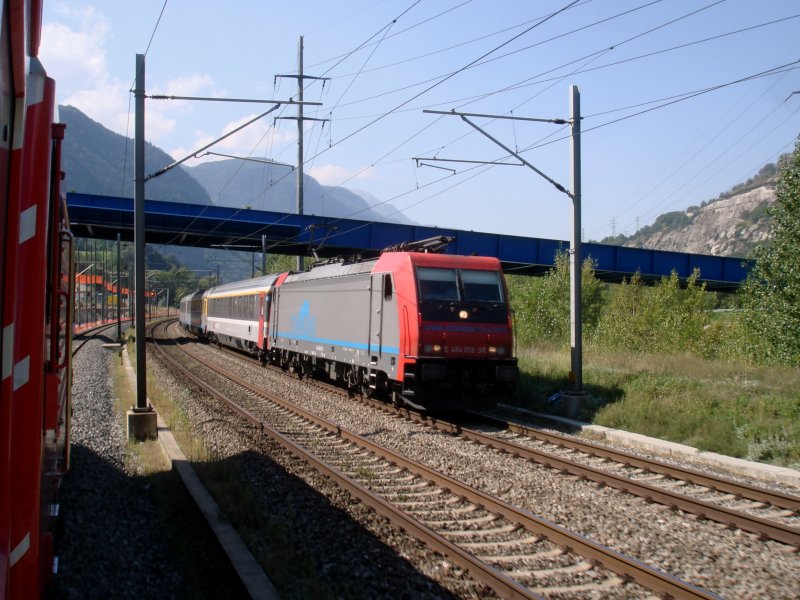 Bald Geschichte: Die E 484 016 SR mit EC nach Milano zwischen Visp und Brig am 16.09.2007.Die gemieteten CIS-Re 484-Loks kehren auf den Fahrplanwechsel zu SBB-Cargo zurck.
