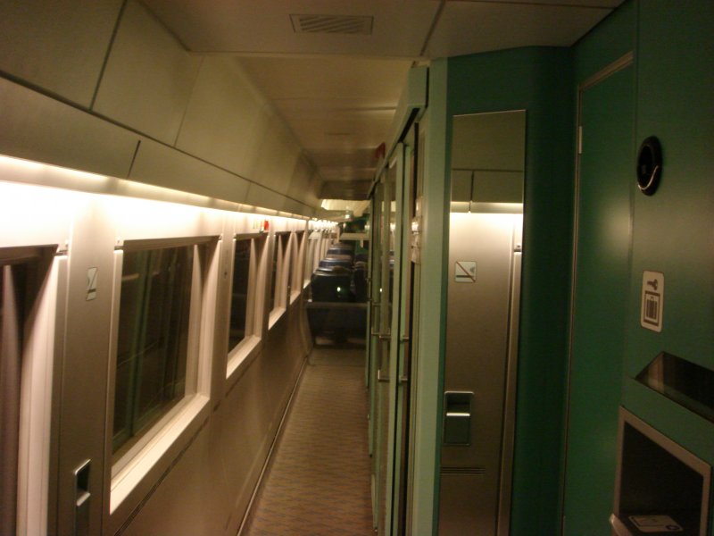 Bald Historisch. Ein alter ICE1 unterwegs nach Stuttgart. Zu sehen ist der Wagen 3. Rechts befinden sich 2 Toiletten, dann kommen 4 Abteile und weiter der Groraumwagen im fablichen Grn. Aufgenommen am 04.06.07 um 0.28