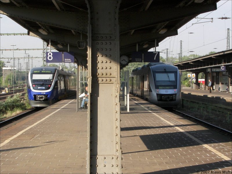 Bald schon Vergangenheit? RB43 (VT739/Nord-West-Bahn) und RB46 (VT11003-1/Abellio-Rail) warten in Wanne-Eickel-HBf. auf Ausfahrt in Richtung Gelsenkirchen. Der Streckenabschnitt der RB43 von Wanne-Eickel nach Dorsten steht wegen Krzung von Regionalisierungsmittel zum 31.12.2007 vor der Aus. 04.05.2007