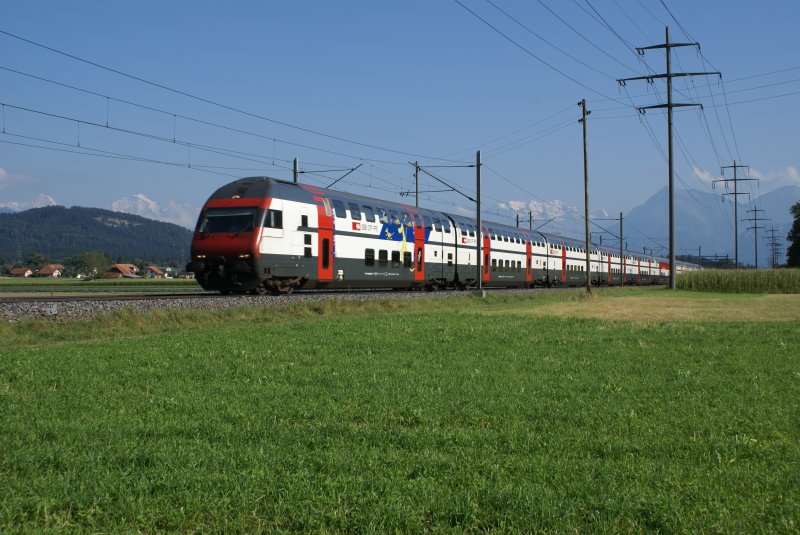 Bald sollen die Dinosaurier auf den IC 2000 - Steuerwagen verschwinden, da die SBB alle Steuerwagen mit einem Familienabteil ausrsten will (EA 8/09). IC 837 am 5.8.09 in Kiesen.