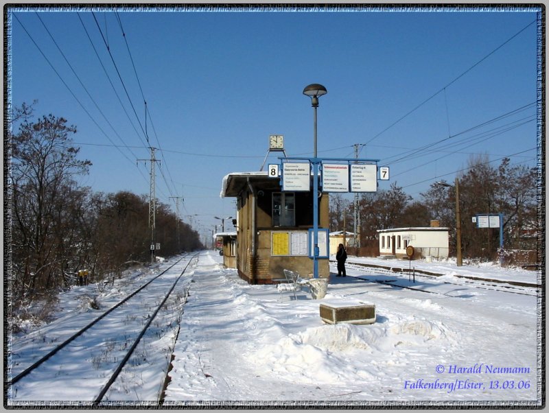 Bald ist wieder Winterzeit: so wird man den oberen Bahnhof Falkenberg (Elster) nie wieder sehen. Am Gleis 6 (re.) steht nichts mehr. Gleis 6 u. 7 sind mitlerweile abgetragen. Stellwerk W1 u. Wartehalle wird in den nchsten Tagen fallen. 13.03.06