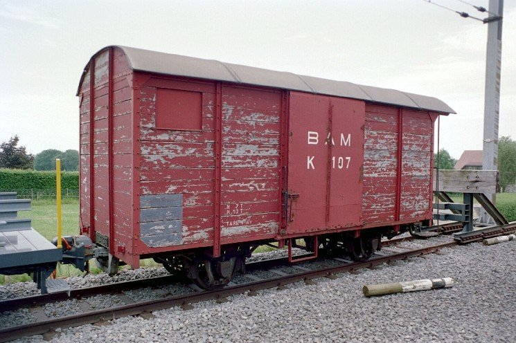 BAM = Bire - Apples - Morges 1000 mm .. Gterwagen K 107 im Depotareal von Bire am 17.06.2006
