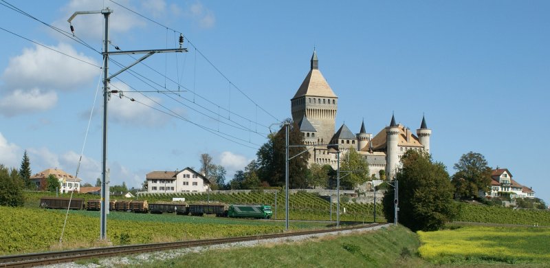BAM Ge 4/4 mit einem Gterzug bei Chteau de Vufflens
(13.10.2009)