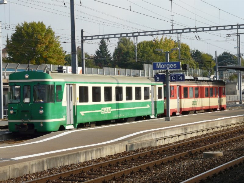 BAM - Regio mit Bt 53 + Be 4/4 15  bei der ausfahrt aus dem Bahnhof von Morges am 25.09.2008