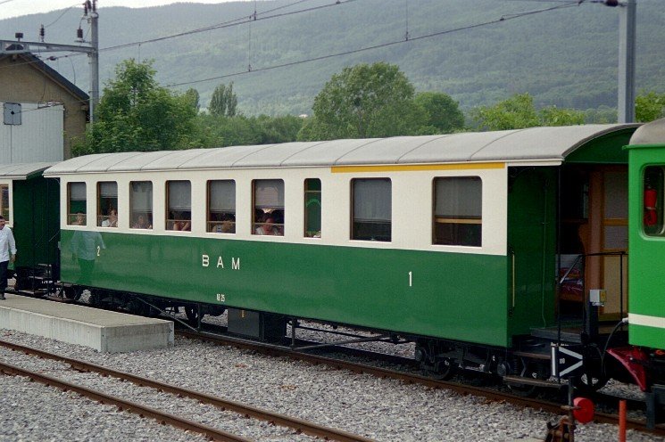 BAM Schmalspur 1000 mm .. Personenwagen AB 25 Restaurantwagen im Bahnhofsareal von L`Isle / Mont La Ville am 17.06.2006